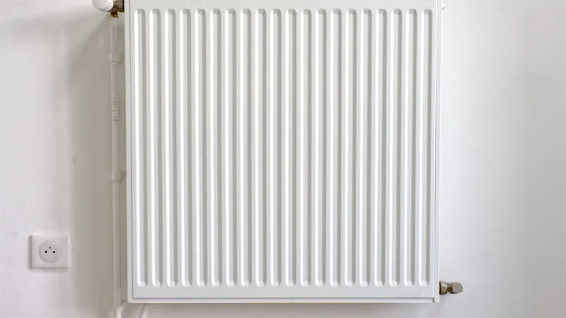 Nieuwe radiator na vervanging van de oude radiator