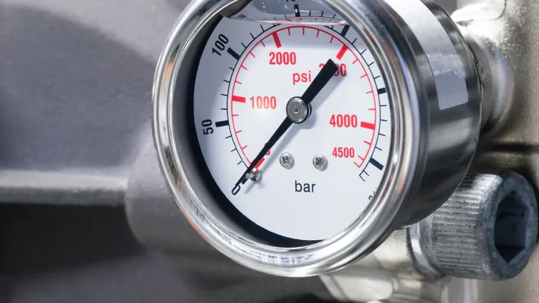 Manometer die de waterdruk in bar aangeeft