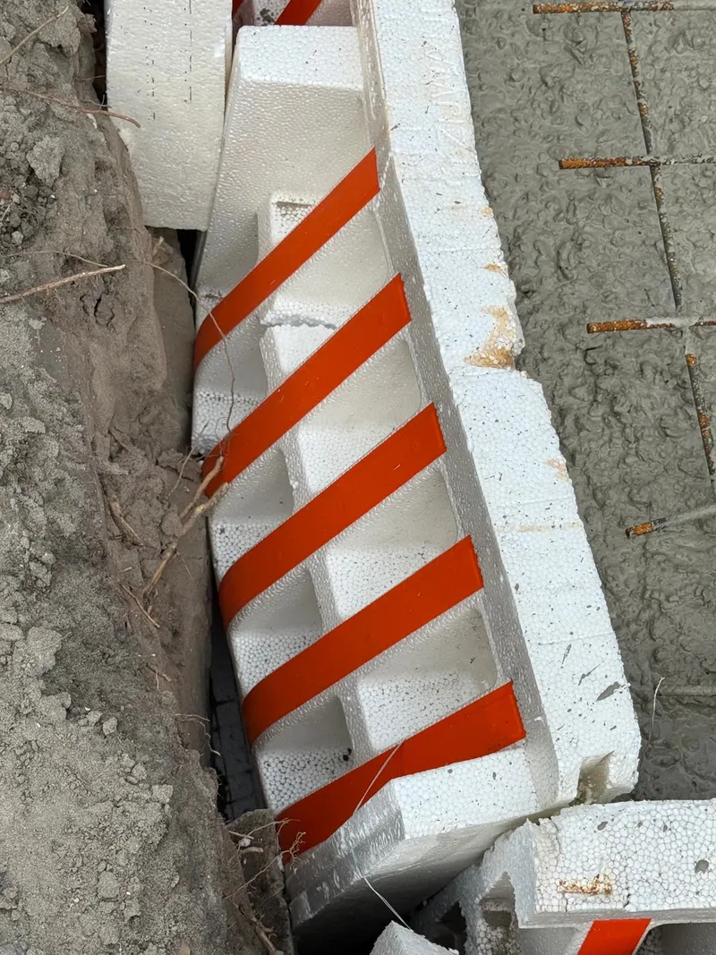 Geïsoleerde funderingsbekisting van EPS-elementen in de sleuf voor de fundering van een aanbouw
