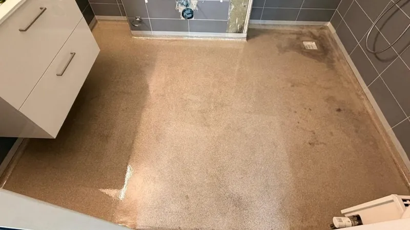 Toiletruimte met wastafelmeubel en de oude vloer, voor het aanbrengen van de vloercoating