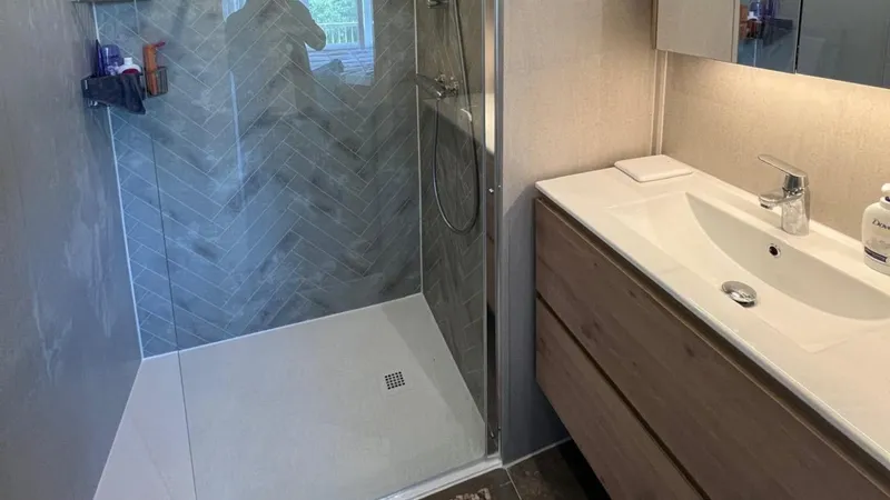 Gerenoveerde badkamer met inloopdouche en wastafelmeubel