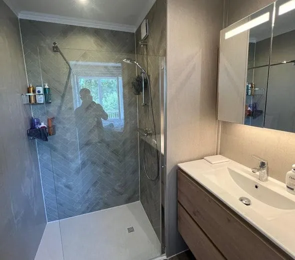 Gerenoveerde badkamer met inloopdouche en wastafelmeubel