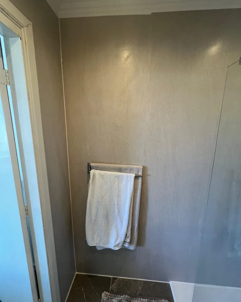 Glad afgewerkte badkamerwand na renovatie