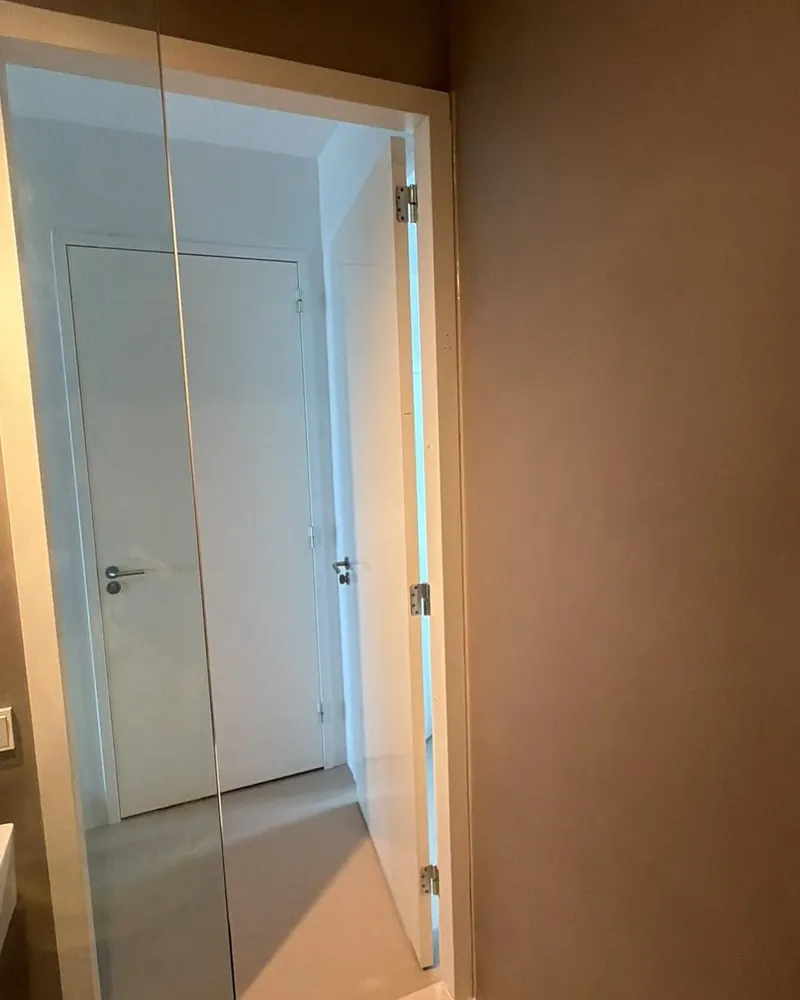 Glazen scheidingswand met deur in de gerenoveerde badkamer