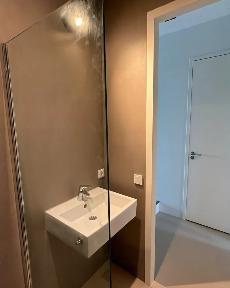 Glazen douchewand in een gerenoveerde badkamer