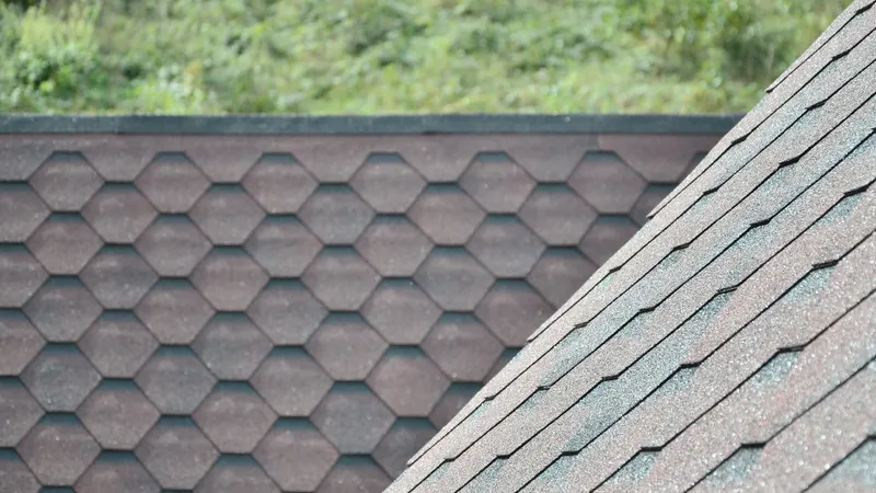 Dak met bitumen shingles in twee kleuren