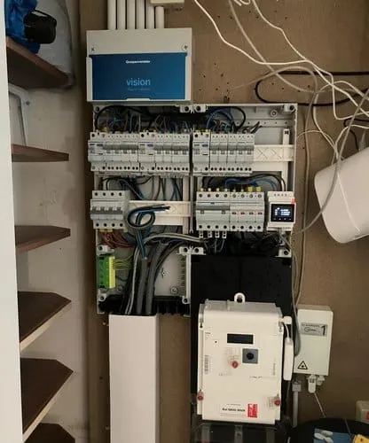 Bedrading van een nieuwe groepenkast tijdens de installatie