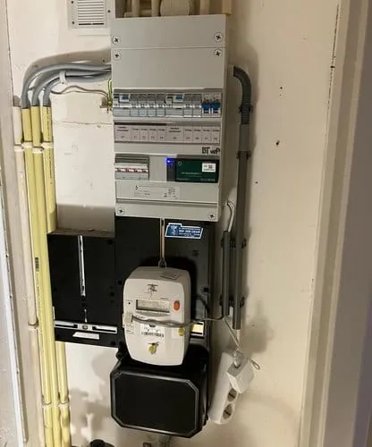 Nieuwe groepenkast met beschermkap na installatie