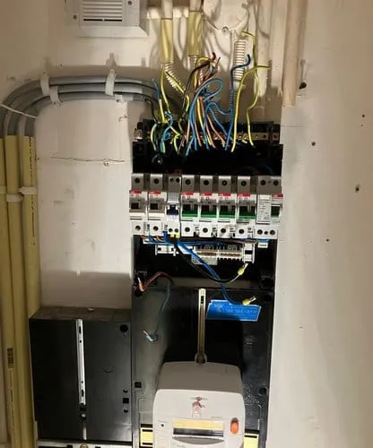 Verouderde elektrische groepenkast vóór vervanging