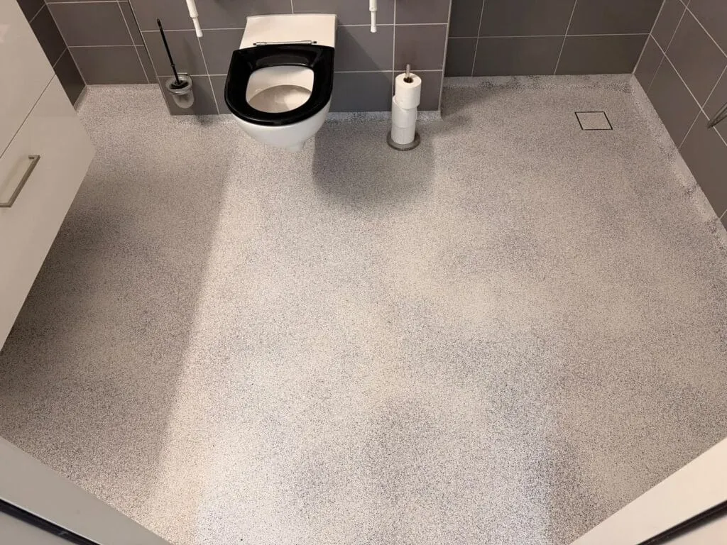 Complete toiletruimte met afgewerkte epoxy vloer