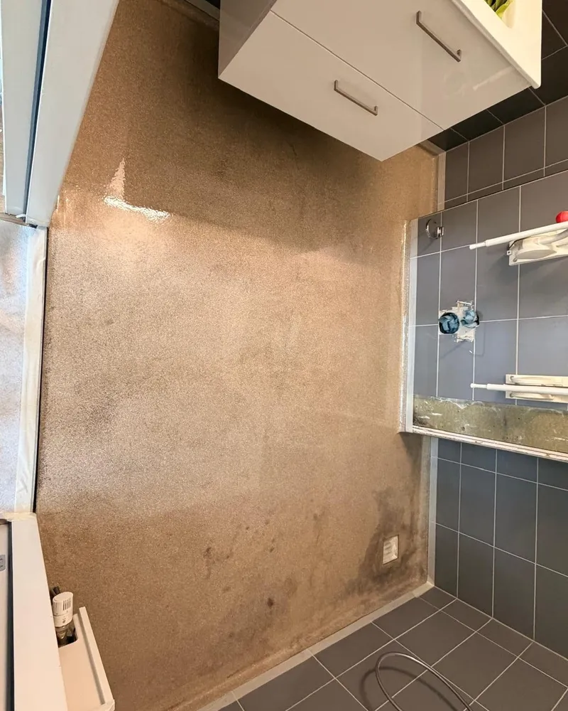 Toiletvloer en wand voor het aanbrengen van de nieuwe vloercoating