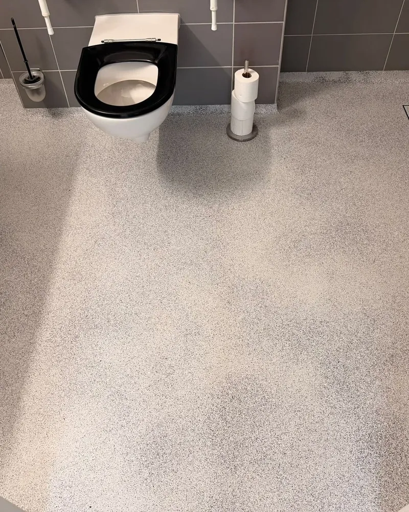 Complete toiletruimte met afgewerkte epoxy vloer