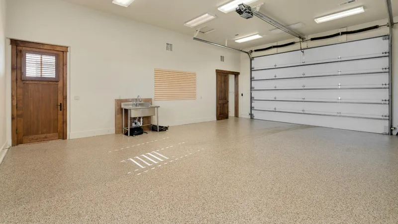 Garage met een afgewerkte gecoate vloer met vlokken