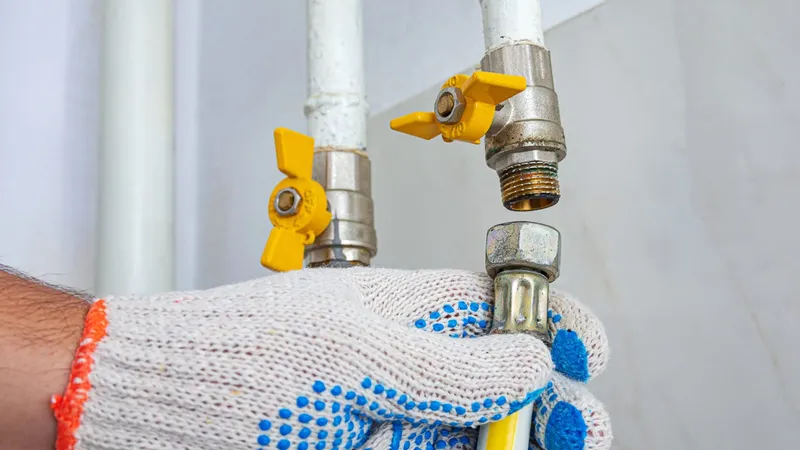 Nieuwe gasleiding met gaskraan en aansluiting