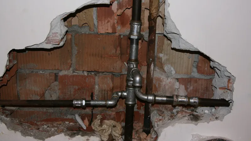 Stalen gasleiding verlegd en weggewerkt in de muur