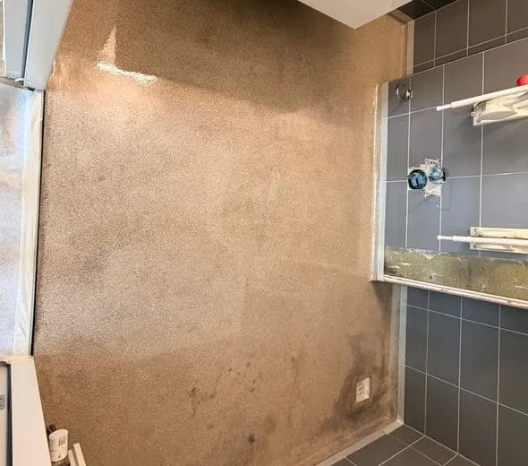 Toiletvloer en wand voor het aanbrengen van de nieuwe vloercoating