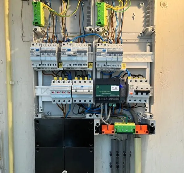 Nieuwe groepenkast met aardlekschakelaars, automaten en een energiebeheermodule, nog zonder kap