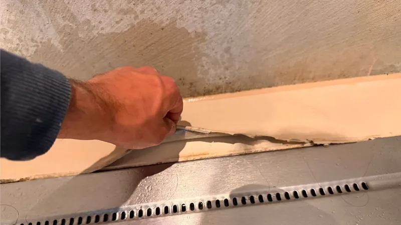 Vloerafwerking wordt aangebracht langs een afvoergoot
