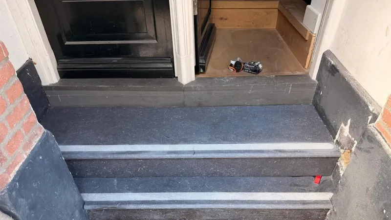 Hardstenen stoep met treden bij een voordeur