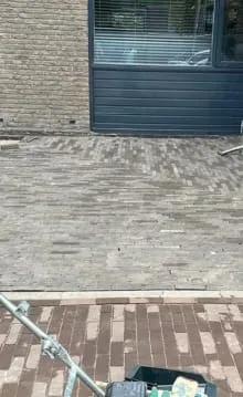 Nieuw gelegde klinkerbestrating voor een woning