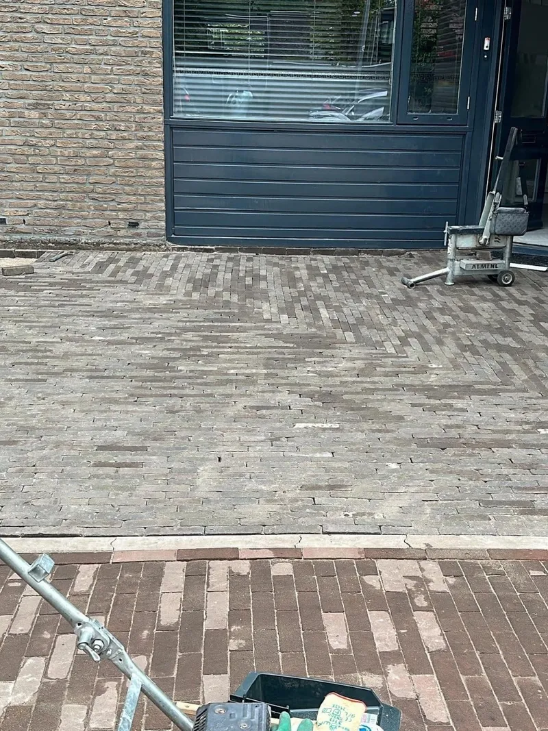 Nieuw gelegde klinkerbestrating voor een woning