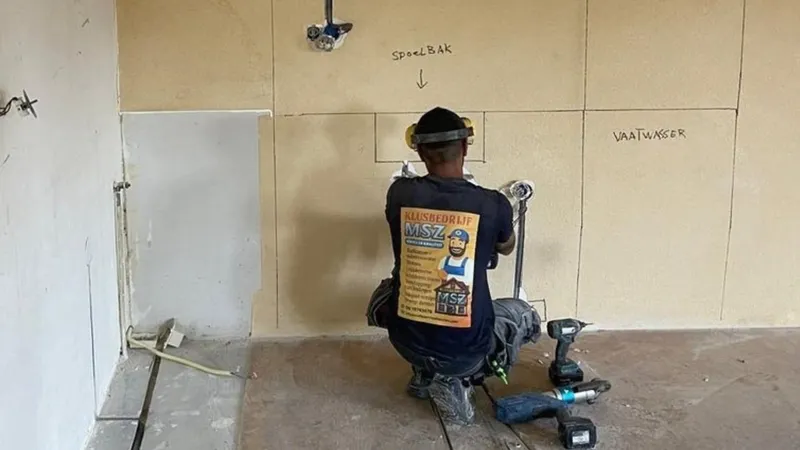 Keukenwand met leidingwerk en aansluitpunten voordat het tegelwerk dichtgaat