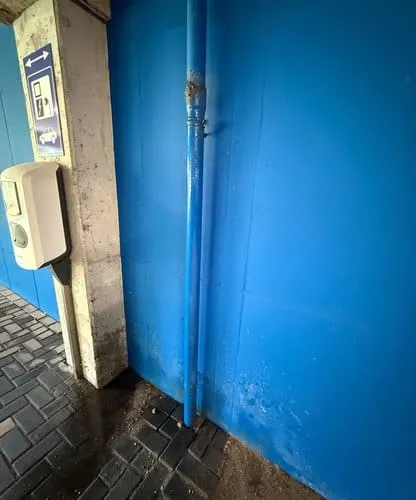 Lekkende afvoerleiding in een parkeergarage als oorzaak van vochtschade