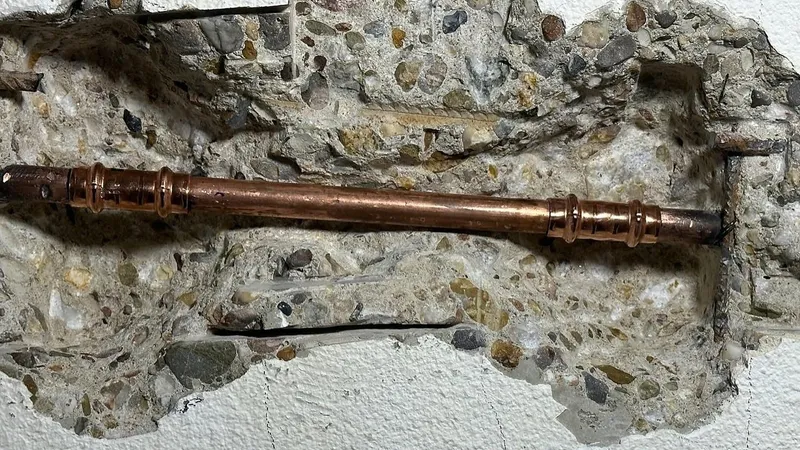 Reparatie van een opgespoord lek in een leiding