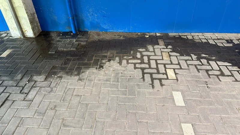 Vocht- of lekkageschade aan een vloer onderzocht met lekdetectie