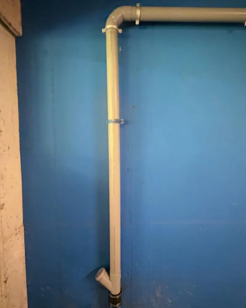 Bestaande leiding met bochten langs de wand
