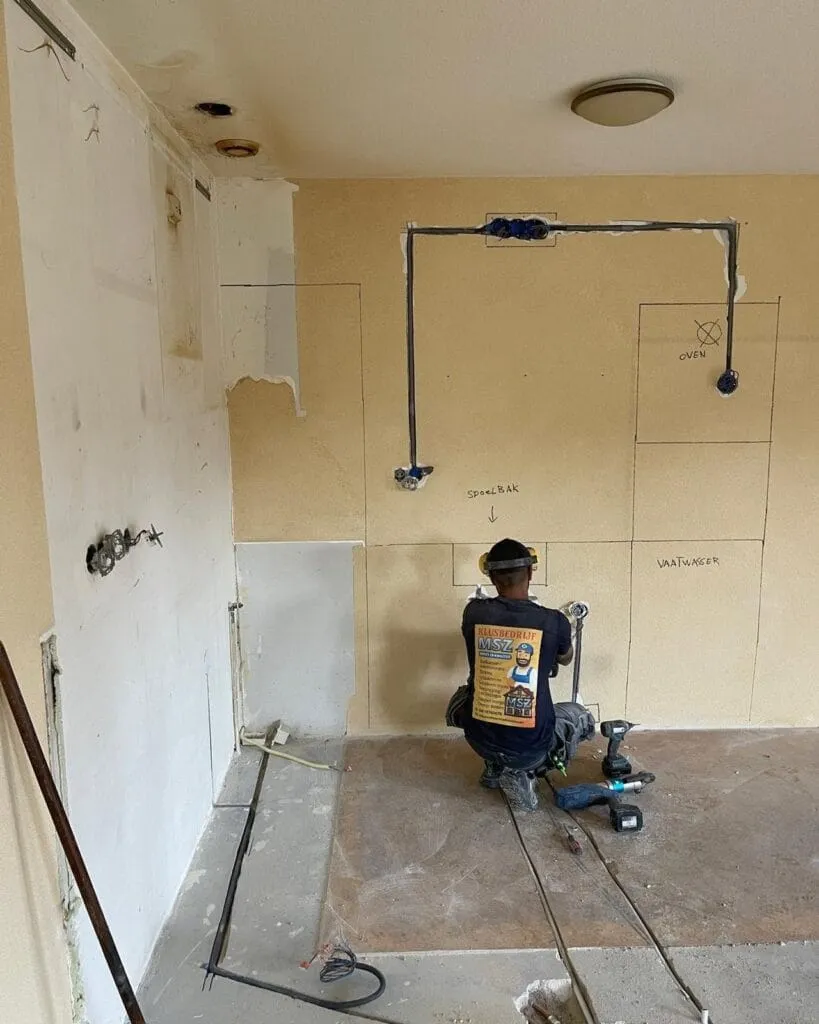 Gestripte keuken met nieuw aangelegd leiding- en aansluitwerk