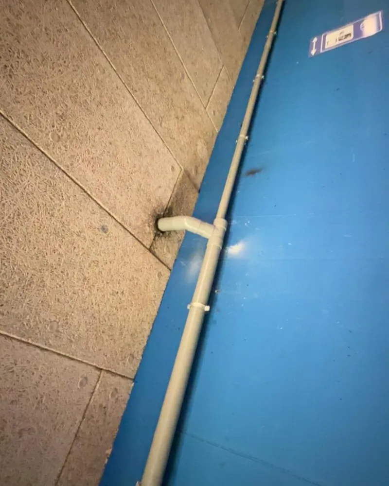 Leiding netjes langs de wand van de garage gemonteerd