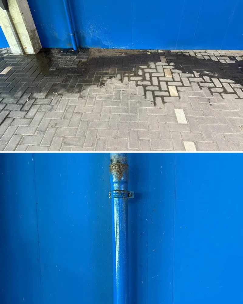 Vochtplek door lekkage op de bestrating en de herstelde leidingverbinding