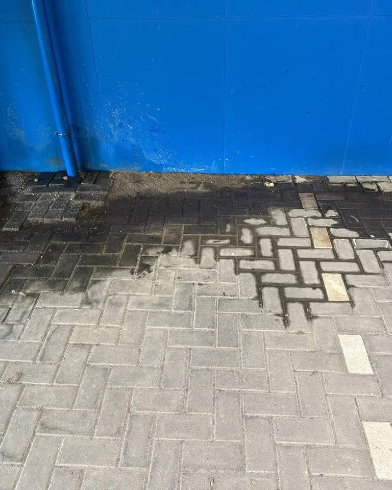 Vochtplek op de bestrating wijst op een lekkage