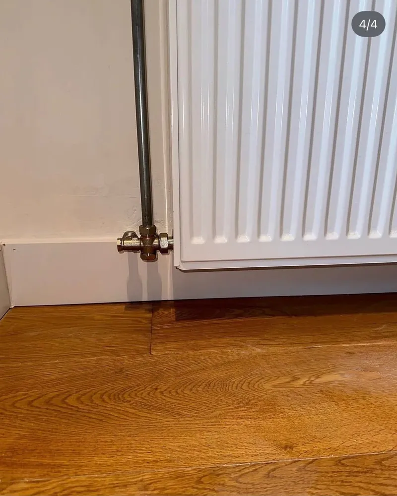 De radiatoraansluiting na herstel van het vochtprobleem
