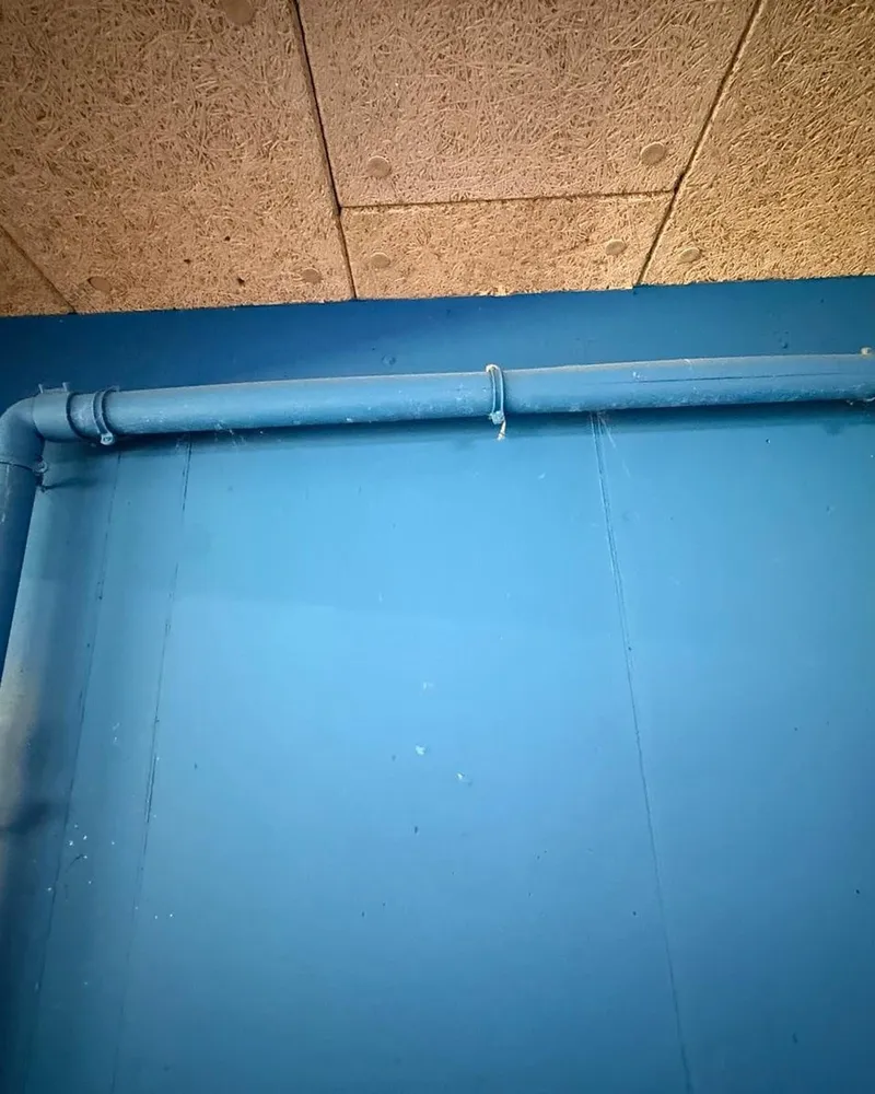PVC rioolleiding langs het plafond van een parkeergarage