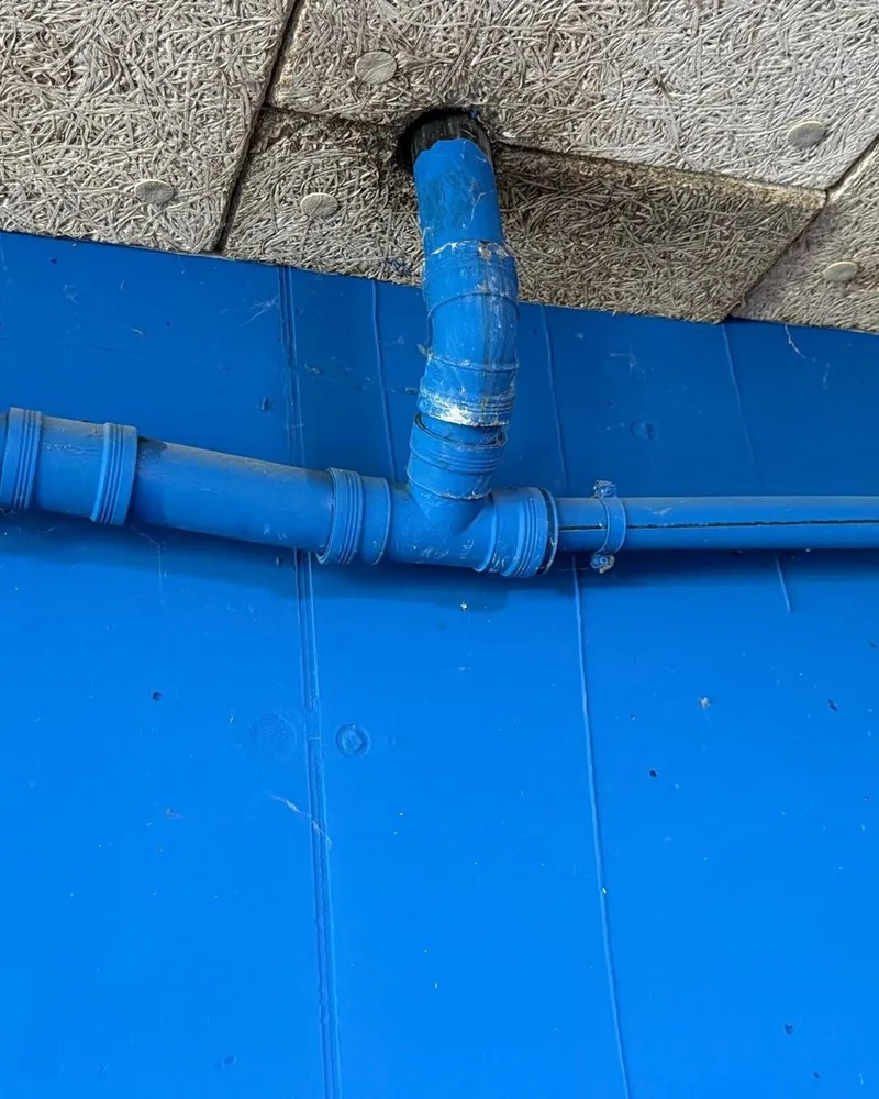 T-stuk in de rioolleiding met aftakking naar boven