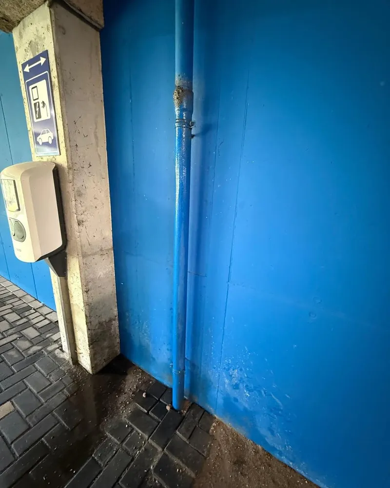 Verticale standleiding langs de wand van de parkeergarage