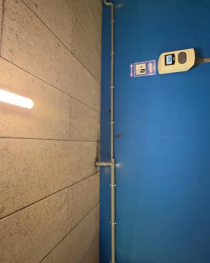 Verzinkte leiding langs de wand gemonteerd