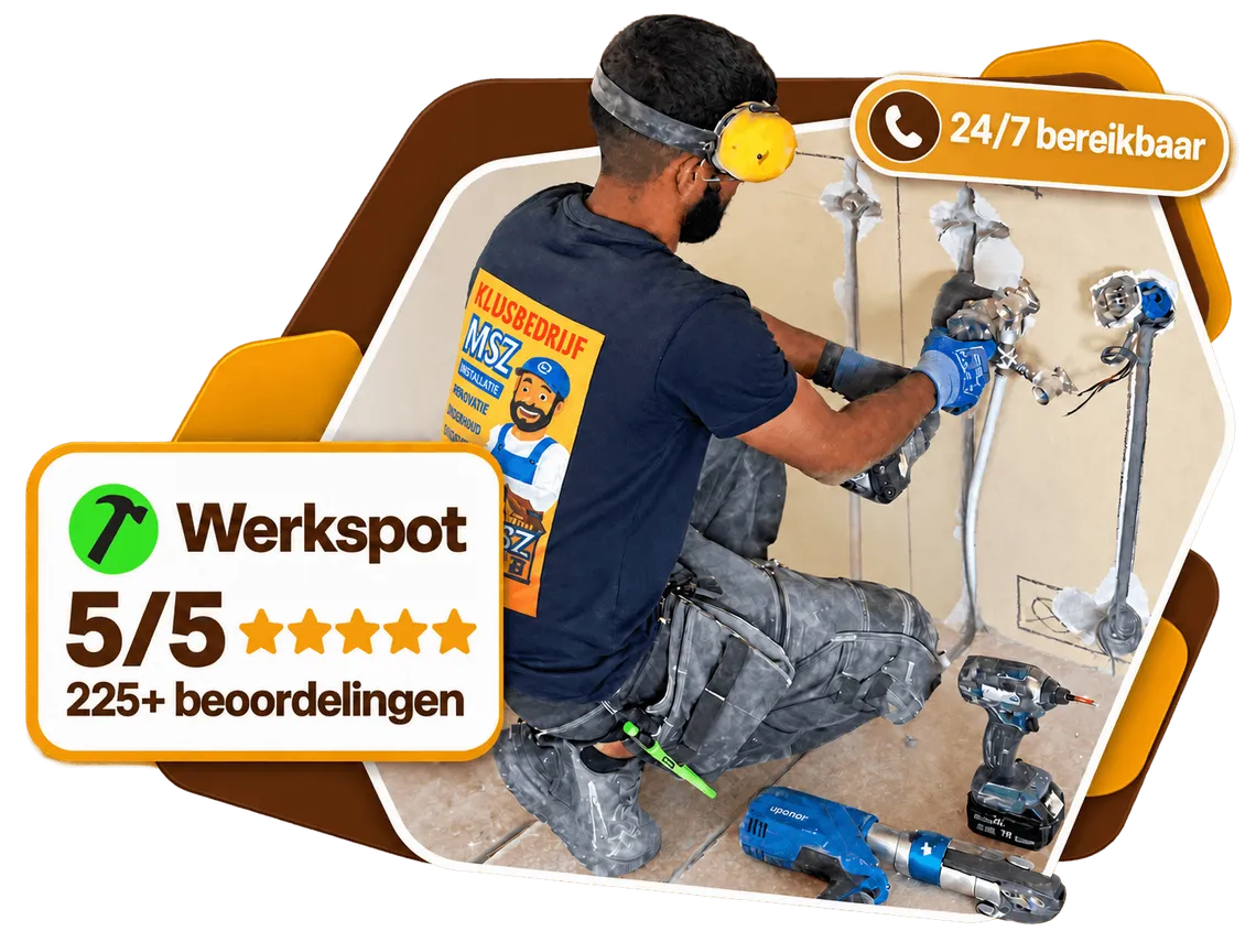 Monteur van Klusbedrijf MSZ werkt aan waterleidingen naast een Werkspot-beoordeling van 5/5 uit 225+ reviews