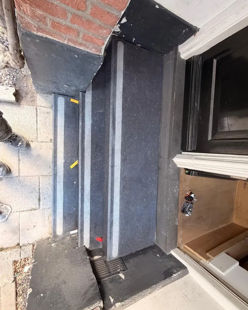 Nieuwe hardstenen stoep en dorpel tijdens de aanleg