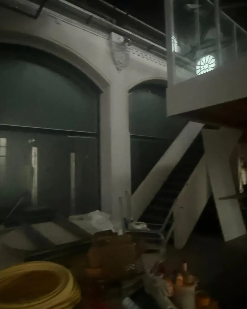 Renovatiewerkzaamheden in een oud pand met bogen
