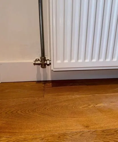 Herstelde radiatoraansluiting na reparatie van een lekkage
