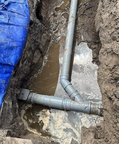 Pvc-rioolbuis in een open sleuf tijdens het herstel