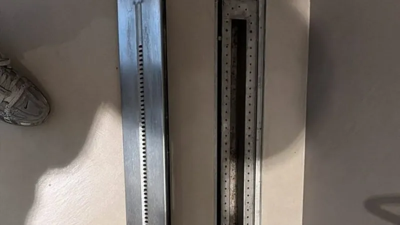 Lijnafvoer voor de douche tijdens de montage