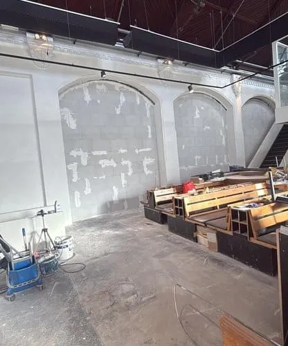 Boogwanden in een zaal tijdens stucwerk en renovatie