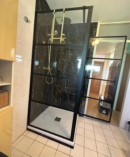 Detail van marmerlook tegelwerk in een inloopdouche