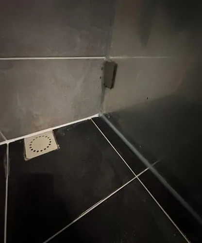 Nieuwe kitranden na vervanging langs tegelwerk