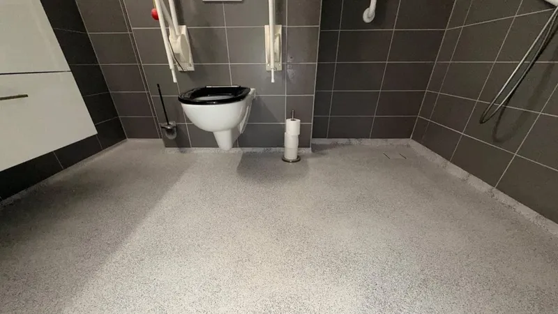 Hangend toilet met afgewerkte vloer